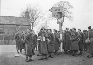 Polscy oficerowie podczas szkolenia terenowego w Szkocji ok. 1941 r. Ubrani są w płaszcze sukienne, na głowach mają furażerki typu brytyjskiego.