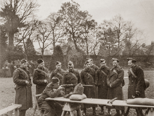 Polscy oficerowie podczas nauki strzelania karabinem Lee-Enfield. Ubrani są w płaszcze sukienne, na głowach mają furażerki typu brytyjskiego. Zdjęcie wykonane w Szkocji ok. 1941 r.