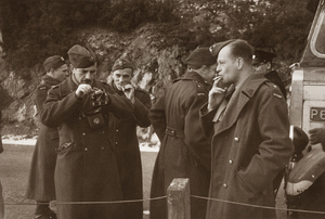 Polscy oficerowie ubrani w płaszcze sukienne i furażerki typu brytyjskiego podczas wycieczki autobusowej w górach Szkocji ok. 1941 r. Drugi z lewej ppor. Władysław Jaksan (z aparatem fotograficznym).