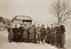 Polscy oficerowie ubrani w płaszcze sukienne i furażerki typu brytyjskiego podczas wycieczki autobusowej w górach Szkocji ok. 1941 r. Czwarty od lewej ppor. Władysław Jaksan