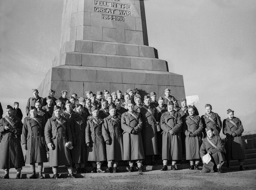 Grupa polskich oficerów pod pomnikiem „TO THE MEMORY OF DUNDEE MEN WHO FELL IN THE GREAT WAR 1914–1918” usytuowanym w Dundee w Szkocji.