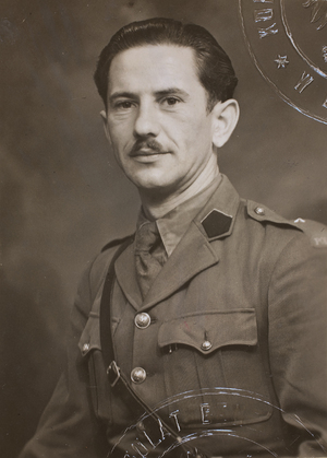 Ppor. Władysław Jaksan ubrany w kurtkę oficerską munduru wyjściowego z szelką naramienną. Zdjęcie z paszportu wystawionego 23 grudnia 1941 r. w Londynie