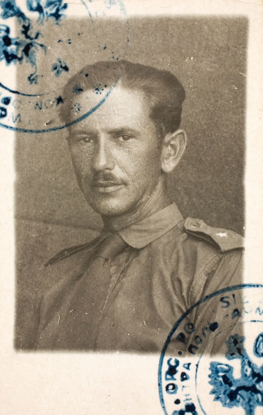 Ppor. Władysław Jaksan ubrany w wojskową koszulę z naramiennikami. Zdjęcie z legitymacji wystawionej 24 lipca 1942 r. w Ośrodku Organizacyjnym Armii w Guzar.