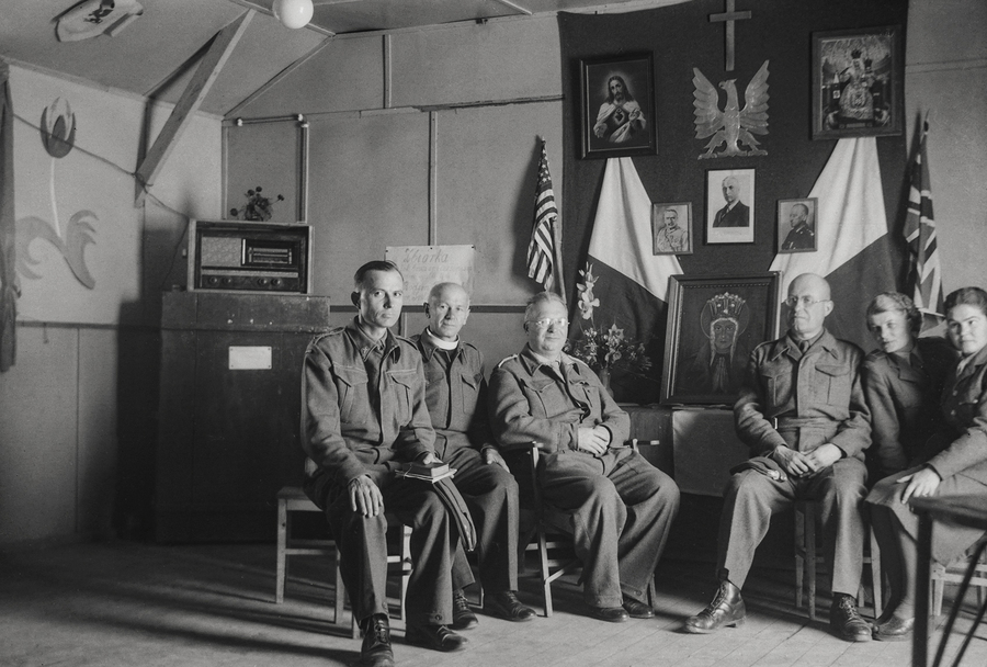 Kapelani wojskowi i dwie umundurowane kobiety w kaplicy polowej w Iraku w 1943 r. Fot. Władysław Jaksan