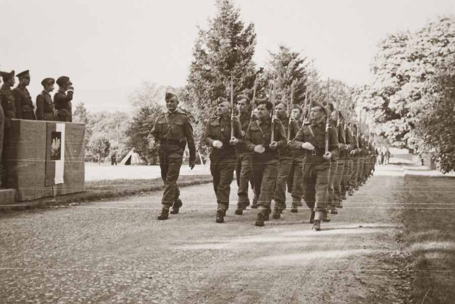 Defilada oddziałów polskich w Iraku przed Naczelnym Wodzem i premierem rządu RP na uchodźstwie gen. broni W. Sikorskim. Na trybunie honorowej pierwszy z prawej gen. broni W. Sikorski, obok niego gen. dyw. Marian Kukiel, czerwiec 1943 r.