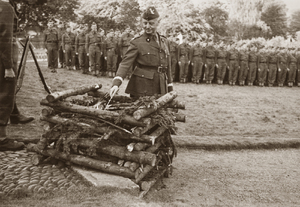 Ognisko żołnierskie w nieznanej miejscowości w Iraku z udziałem Naczelnego Wodza, gen. W. Sikorskiego podczas jego inspekcji Armii Polskiej na Wschodzie w czerwcu 1943 r.