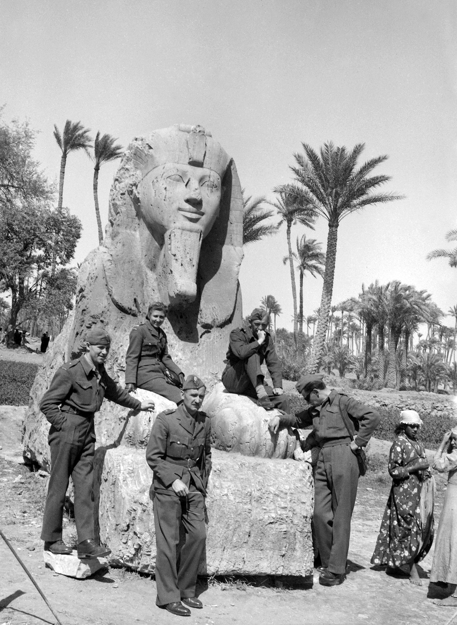 Polscy oficerowie (wśród nich jedna kobieta) przy antycznym sfinksie w Egipcie. Po prawej stronie widoczne są dwie miejscowe dziewczyny o ciemnej karnacji skóry. Zdjęcie wykonane przez W. Jaksana na początku 1944 r.