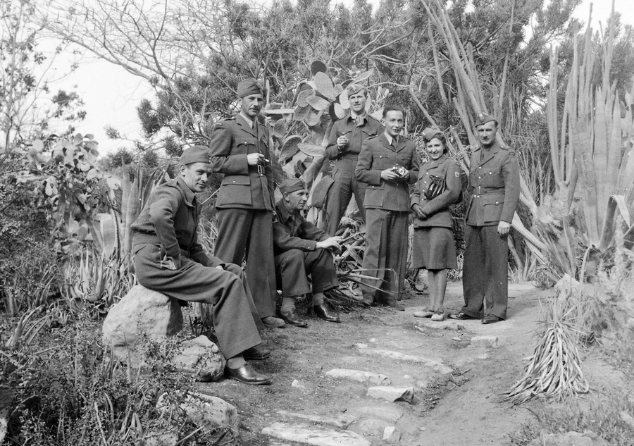 Oficerowie polscy ubrani w kurtki oficerskie munduru wyjściowego oraz w kurtki typu battledress. Wśród nich kobieta z nieznanej polskiej formacji wojskowej. Drugi z lewej: por. Władysław Jaksan.