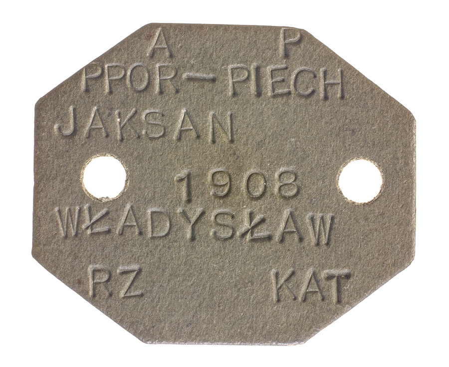 Nieśmiertelnik (część popielata) ppor. piechoty Władysława Jaksana. W górnej części napis AP – Armia Polska, data urodzenia: 1908, wyznanie rzymsko-katolickie.