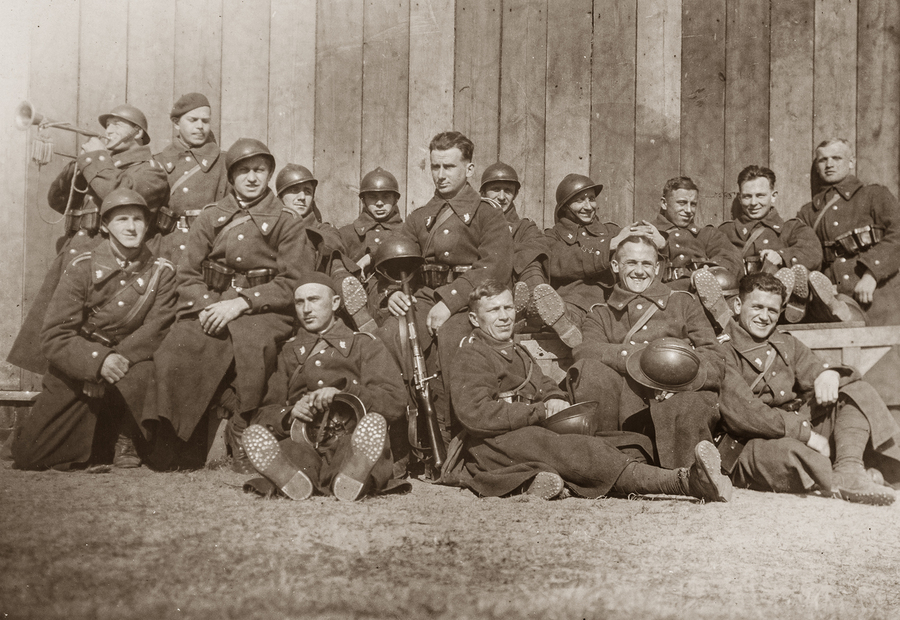 Słuchacze Szkoły Podchorążych Piechoty odpoczywają po zajęciach terenowych ok. 1933 r. Adam Stysioł siedzi w środku (z hełmem na karabinie).