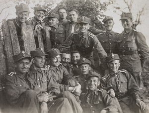Słuchacze Szkoły Podchorążych Piechoty odpoczywają po zajęciach terenowych ok. 1933 r. Adam Stysioł siedzi w środku (z hełmem na karabinie).