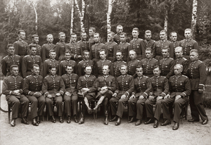 Słuchacze Szkoły Podchorążych Piechoty w Ostrowi Mazowieckiej-Komorowie na zdjęciu grupowym ok. 1933 r. W górnym rzędzie, pierwszy z lewej: Adam Stysioł.