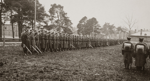Słuchacze Szkoły Podchorążych Piechoty w Ostrowi Mazowieckiej-Komorowie podczas musztry, lata 1932–1935.