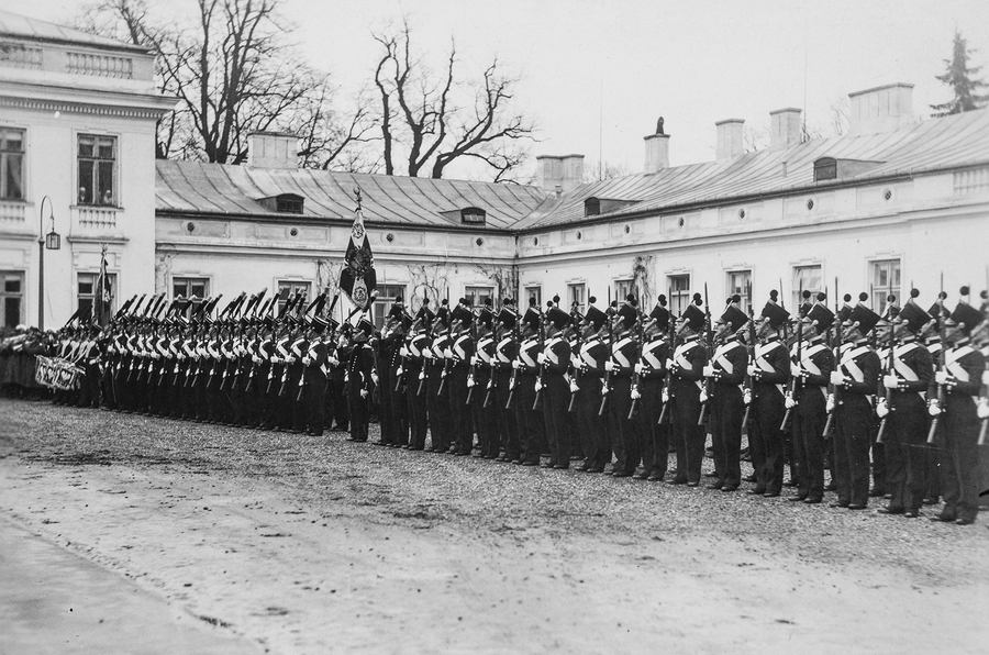 Słuchacze Szkoły Podchorążych Piechoty w Ostrowi Mazowieckiej-Komorowie w mundurach historycznych podczas pełnienia warty pod Belwederem w Warszawie w rocznicę wybuchu powstania listopadowego, prawdopodobnie 29 listopada 1934 r.