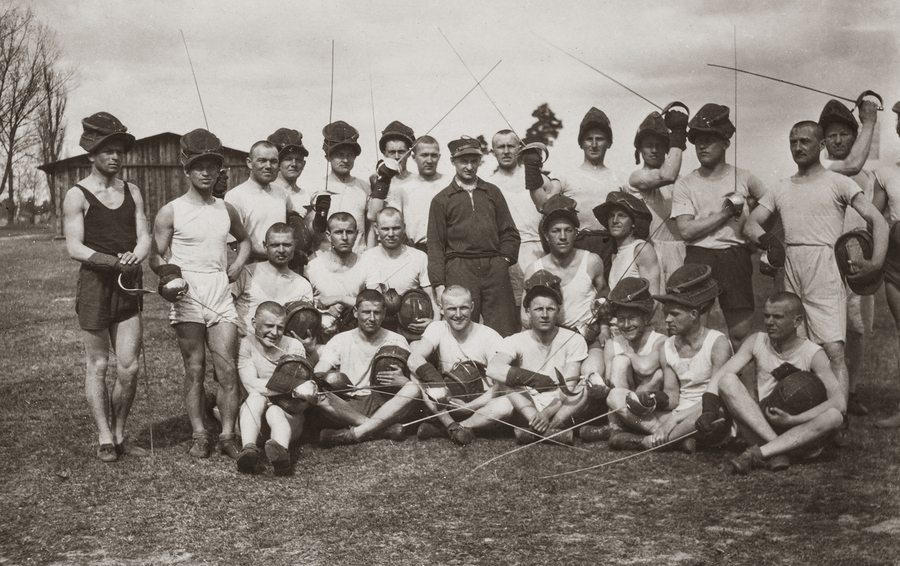 Słuchacze Szkoły Podchorążych Piechoty w Ostrowi Mazowieckiej-Komorowie podczas zajęć z szermierki. Piąty z prawej stoi Adam Stysioł.