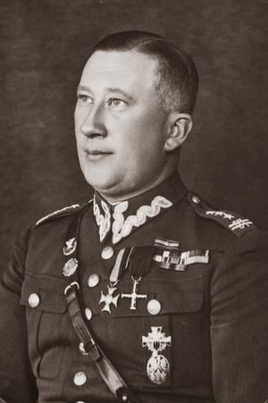 Płk Eugeniusz Żongołłowicz, komendant Szkoły Podchorążych Piechoty w Ostrowi Mazowieckiej-Komorowie w latach 1934–1938.