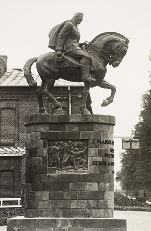 Pomnik marszałka Józefa Piłsudskiego odsłonięty przy Szkole Podchorążych Piechoty w Ostrowi Mazowieckiej-Komorowie 7 sierpnia 1932 r.