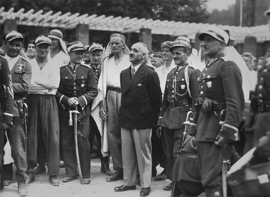 Płk Ludwik Bociański, komendant Szkoły Podchorążych (w środku, w marynarce) na balu po promocji podchorążych, prawdopodobnie 16 sierpnia 1934 r.