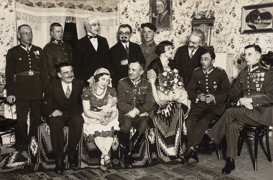 Aktorzy rewii szkolnej z oficerami Szkoły Podchorążych.