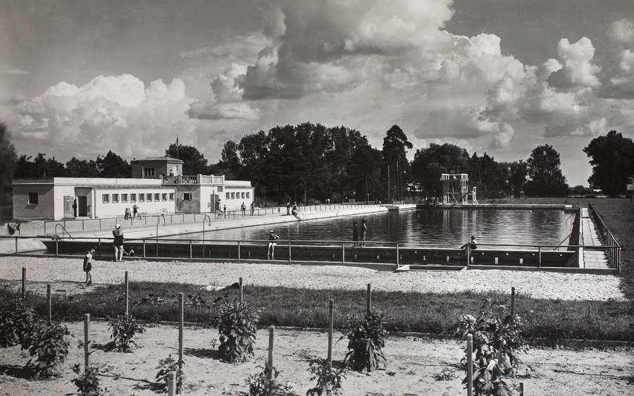 Basen przy Szkole Podchorążych w Ostrowi Mazowieckiej.