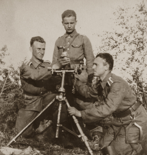 Słuchacze Szkoły Podchorążych Piechoty obsługują moździerz Stockes-Brand kal. 81 mm. Pierwszy z lewej Adam Stysioł.