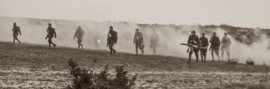Ćwiczenia na poligonie w Czerwonym Borze z użyciem masek przeciwgazowych.