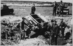 Na poligonie w Czerwonym Borze z tankietkami TK-3, produkowanymi w Polsce w latach 1931–1933.