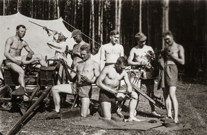 Zdjęcie 004. Żołnierze na obozie szkoleniowym. Prawdopodobnie był to obóz Dywizyjnego Kursu Podchorążych Rezerwy w 39 Pułku Piechoty Strzelców Lwowskich w Jarosławiu w 1935 r. Trzeci z lewej: Jan Nycz.