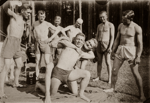 Zdjęcie 005. Żołnierze na obozie szkoleniowym. Prawdopodobnie był to obóz Dywizyjnego Kursu Podchorążych Rezerwy w 39 Pułku Piechoty Strzelców Lwowskich w Jarosławiu w 1935 r. Trzeci z lewej: Jan Nycz.