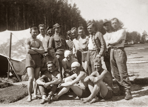 Zdjęcie 006. Żołnierze na obozie szkoleniowym. Prawdopodobnie był to obóz Dywizyjnego Kursu Podchorążych Rezerwy w 39 Pułku Piechoty Strzelców Lwowskich w Jarosławiu w 1935 r. Siedzi pierwszy z prawej: Jan Nycz.