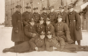 Zdjęcie 008. Słuchacze Szkoły Podchorążych Rezerwy w Zambrowie na początku 1935 r. Pierwszy z lewej st. strzelec Jan Nycz.