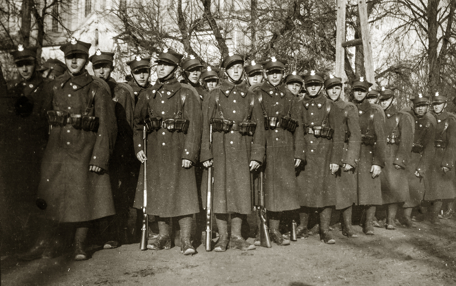 Zdjęcie 009. Słuchacze Szkoły Podchorążych Rezerwy w Zambrowie w pobliżu kościoła pw. Trójcy Przenajświętszej. Zdjęcie z lat 1934–1935.