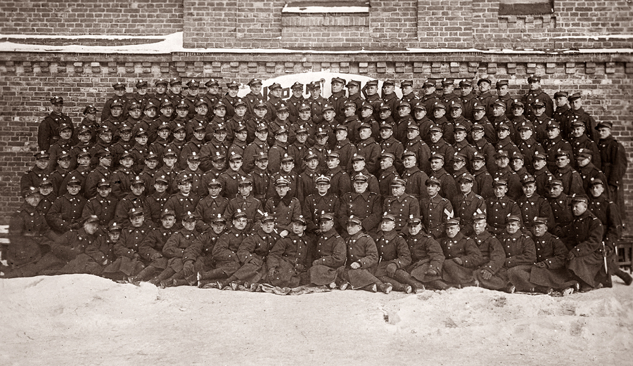 Zdjęcie 010. Słuchacze Szkoły Podchorążych Rezerwy w Zambrowie z podoficerami i oficerami. W pierwszym rzędzie, dziesiąty od lewej siedzi st. szer. Jan Nycz. Zdjęcie zostało zrobione w przedziale od 11 grudnia 1934 r. do 27 marca 1935 r.