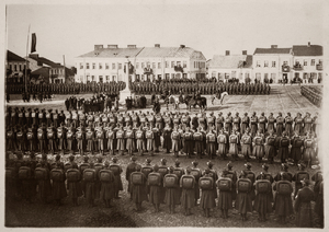 Zdjęcie 011. Żołnierze ze Szkoły Podchorążych Rezerwy na Rynku w Zambrowie ok. 1934 r.
