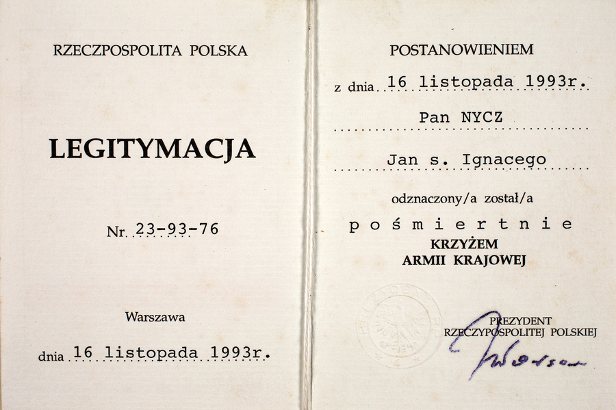 Zdjęcie 021. Legitymacja Krzyża Armii Krajowej, przyznanego pośmiertnie por. Janowi Nyczowi 16 listopada 1993 r.