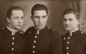 Zdjęcie 001. Kadeci Korpusu Kadetów nr 3 w Rawiczu w mundurach wyjściowych. Od lewej: Marian Makola, Mieczysław Filkiewicz i Łukasz Ciepliński.