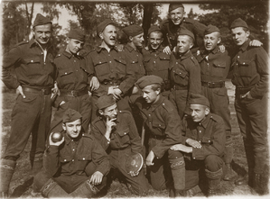 Zdjęcie 003. Kadeci z Korpusu Kadetów nr 3 w Rawiczu w mundurach drelichowych podczas zajęć sportowych. W dolnym rzędzie, drugi od prawej: kadet Marian Makola.