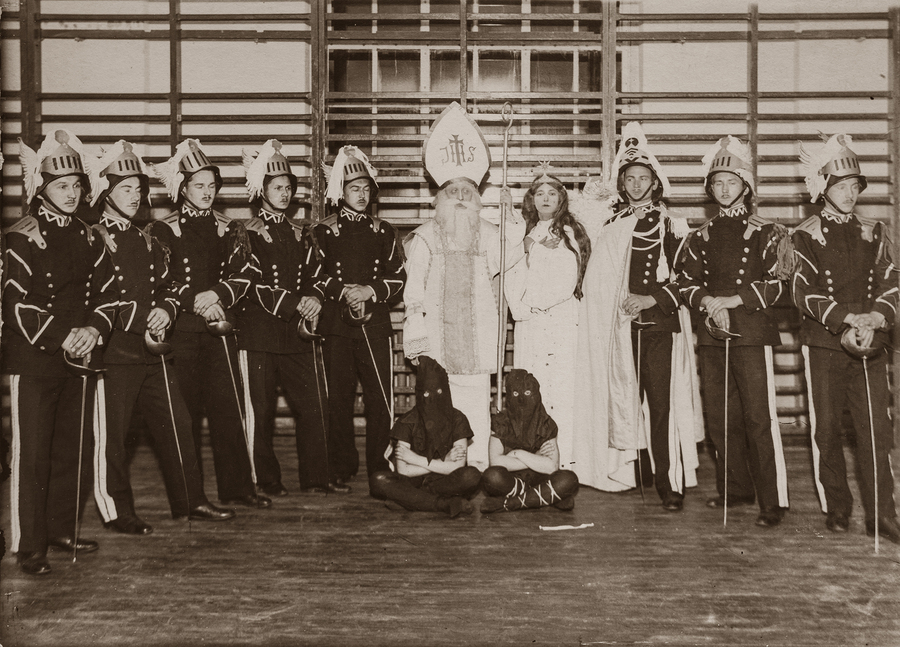 Zdjęcie 004. Kadeci z Korpusu Kadetów nr 3 w Rawiczu podczas przedstawienia teatralnego w dniu świętego Mikołaja.