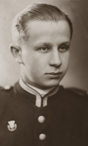 Zdjęcie 005. Marian Makola, kadet Korpusu Kadetów nr 3 w Rawiczu w kadeckim mundurze wyjściowym.