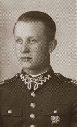 Zdjęcie 006. Marian Makola jako plutonowy podchorąży podczas pobytu w Szkole Podchorążych Artylerii w Toruniu, ok. 1935 r.