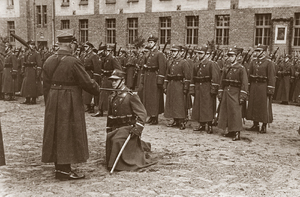 Zdjęcie 007. Promocja oficerska w Szkole Podchorążych Artylerii w Toruniu w 1936 r. W pierwszym rzędzie, pierwszy z prawej – sierżant podchorąży Marian Makola.