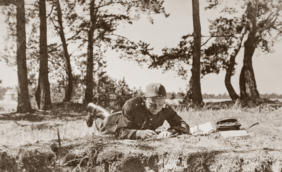 Zdjęcie 008. Ppor. Marian Makola na manewrach (poligonie) podczas służby w 9 Pułku Artylerii Ciężkiej we Włodawie.