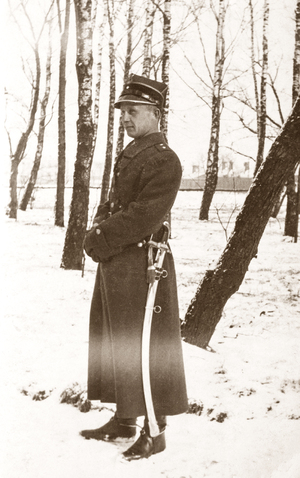 Zdjęcie 009. Ppor. Marian Makola w płaszczu oficerskim i mundurze służbowym garnizonowym, z szablą polską oficerską u boku podczas służby w 9 Pułku Artylerii Ciężkiej we Włodawie, ok. 1937 r.