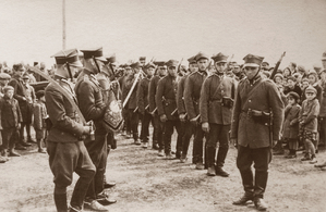 Zdjęcie 013. Święto pułkowe 9 pac. Ppor. Marian Makola (pierwszy z lewej) w poczcie z trąbką i proporcem 9 pac udekorowanym wstążkami orderu Virtuti Militari za wojnę bolszewicką 1920 r. Przysięga rekrutów – kanonierów.