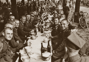 Zdjęcie 014. Obiad żołnierski podczas święta pułkowego 9 pac, 1937. Piąty od lewej ppor. M. Makola.