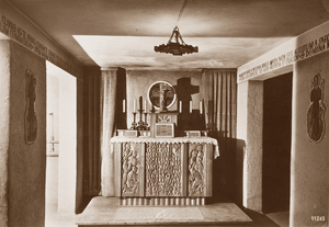 Zdjęcie 018. Kaplica obozowa w oficerskim obozie jenieckim w Murnau (Oflag VII A w Murnau). Ołtarz został wykonany w 1940 r. przez por. Zbigniewa Siemaszkę, artystę rzeźbiarza.