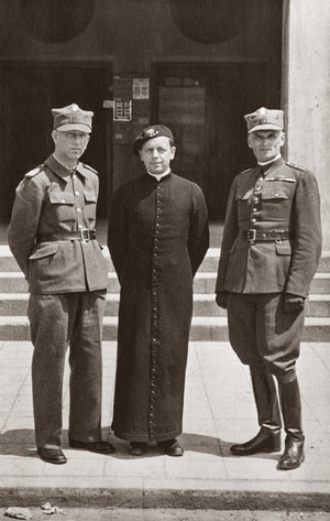 Zdjęcie 019. Ks. kapelan Tadeusz Kirschke (kapelan wojskowy w Oflagu VII A), pierwszy z prawej kpt. Stanisław Trojanowski.