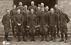 Zdjęcie 020. Oficerowie w Oflagu VII A w Murnau. W pierwszym rzędzie, trzeci od lewej stoi ppor. Marian Makola.