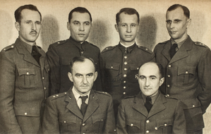Zdjęcie 021. Oficerowie w Oflagu VII A w Murnau. W drugim rzędzie, drugi od prawej stoi ppor. Marian Makola.
