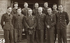 Zdjęcie 022. Oficerowie w Oflagu VII A w Murnau. W drugim rzędzie, trzeci od prawej stoi ppor. Marian Makola.